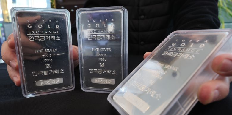 지난 13일 서울 종로구에 위치한 한국금거래소 직원이 실버바를 선보이고 있다/뉴스1
