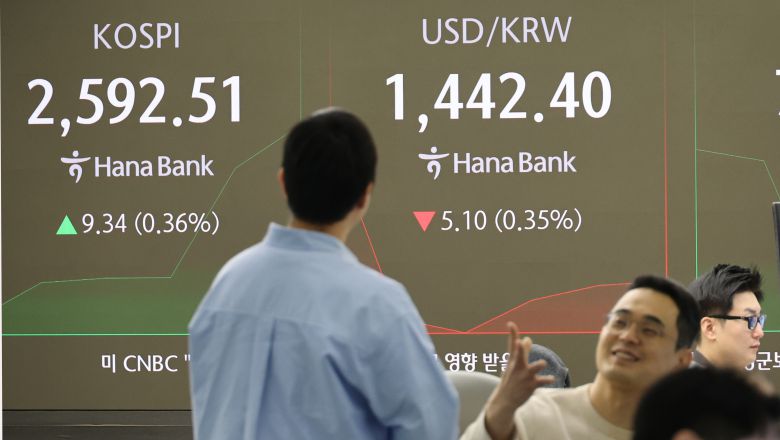 14일 오전 서울 중구 하나은행 딜링룸 현황판에 코스피 지수 등이 표시되고 있다./연합뉴스