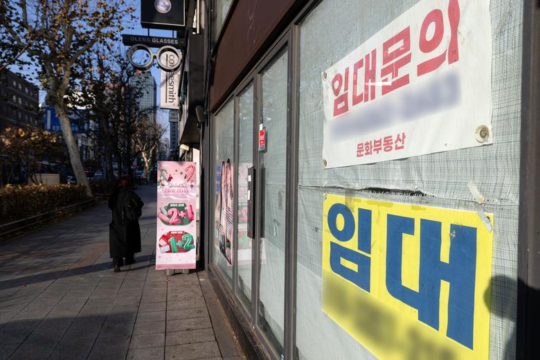 서울 시내의 한 상가에 임대 안내가 게시돼 있다./뉴스1
