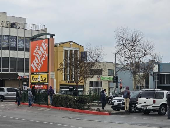 미국 로스앤젤레스 시내 홈디포 매장 앞에서 불법 이민자들이 일용직을 구하기 위해 대기하고 있다. /연합뉴스