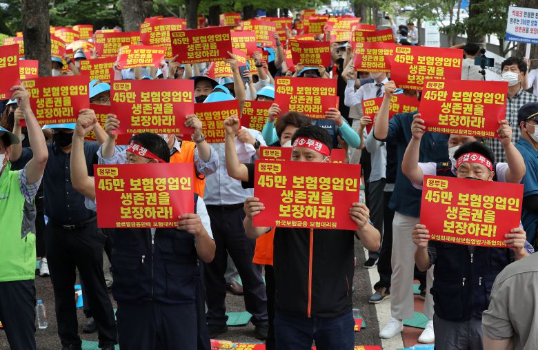 한국보험대리점협회 등 단체가 2022년 서울 용산구 대통령실 앞에서 가진 '온라인플랫폼 보험대리점 진출저지 및 보험영업인 생존권 사수를 위한 결의대회'에서 구호를 외치고 있다. /뉴스1