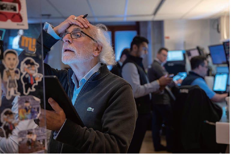 미국 뉴욕증권거래소(NYSE)에서 한 트레이더가 실망감을 나타내고 있다. /AFP연합뉴스