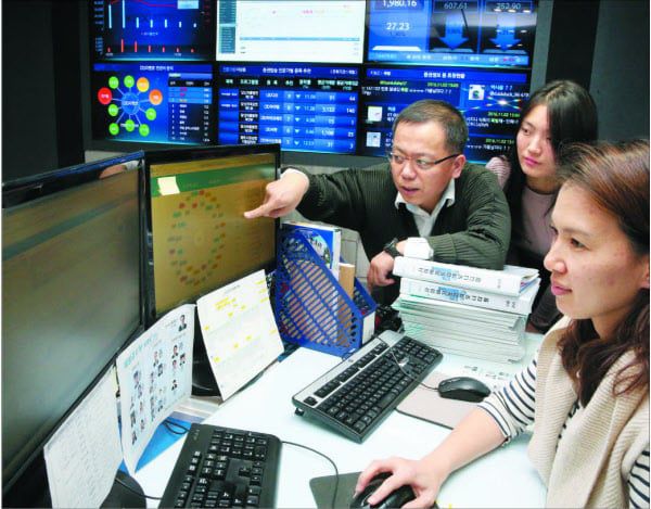 한국거래소 사이버감시팀 직원들이 정치 테마주 관련 실시간 사이버 분석 자료를 살피는 모습./조선일보 DB