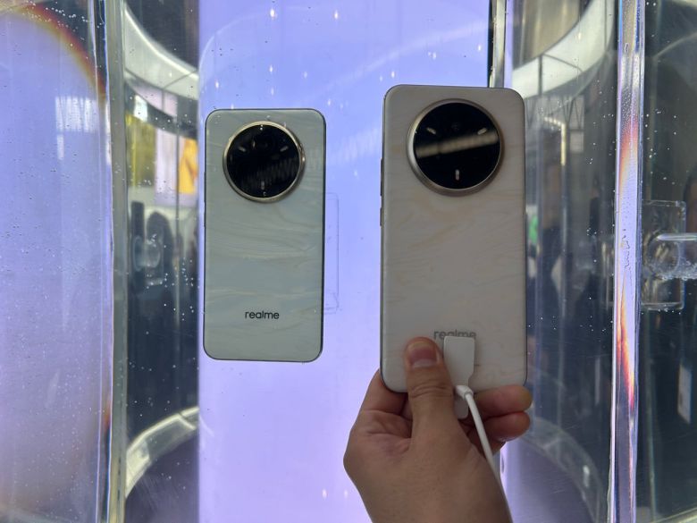 리얼미의 스마트폰 '리얼미 14 프로'. 물 안에 잠겨 16도 이하에 있는 제품(왼쪽)과 오른쪽의 색상이 다르다. /바르셀로나=김민국 기자