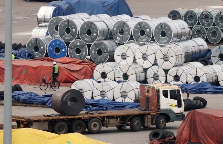 도널드 트럼프 미국 대통령이 모든 국가의 철강과 알루미늄에 부과한 25% 관세가 12일 발효됐다. 평택항 수출 야적장에 철강 제품이 쌓여 있는 모습./뉴스1