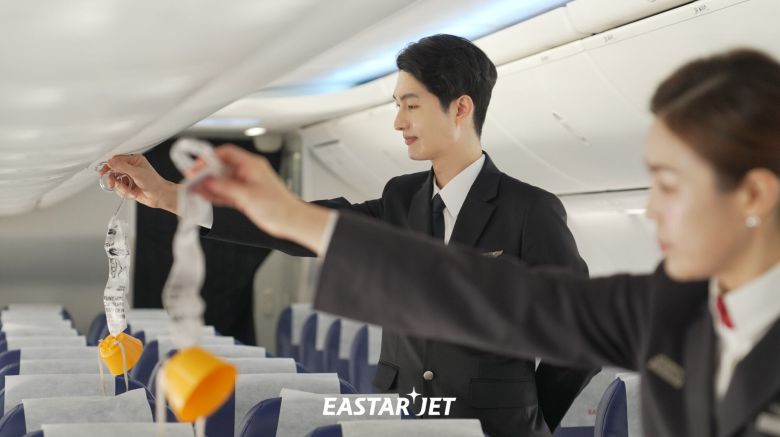 이스타항공 승무원들이 비상 시 산소 마스크 사용법을 안내하고 있다. /이스타항공 제공