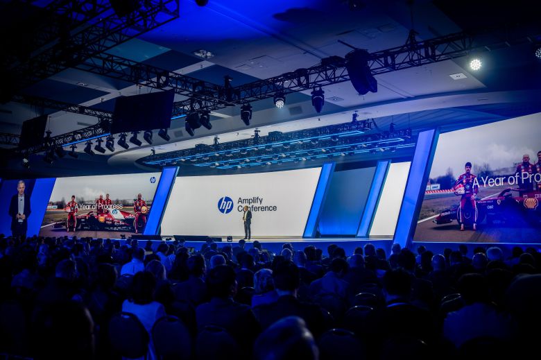 엔리케 로레스 HP 최고경영자(CEO)가 18일(현지시각) 미국 테네시주 내슈빌에서 열린 'HP 앰플리파이 콘퍼런스 2025'에서 기조연설을 하고 있다./HP