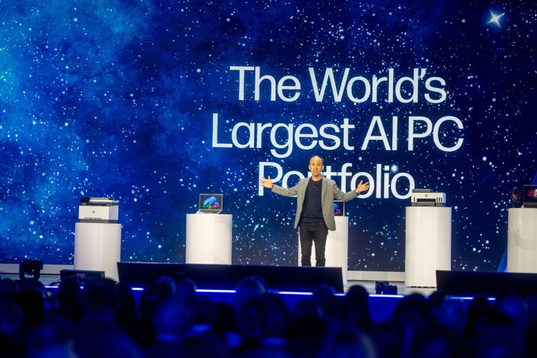 알렉스 조 HP 퍼스널시스템 총괄 사장이 18일(현지시각) 미국 테네시주 내슈빌에서 열린 'HP 앰플리파이 콘퍼런스 2025'에서 세계 최대 AI PC 포트폴리오를 발표하고 있다./HP