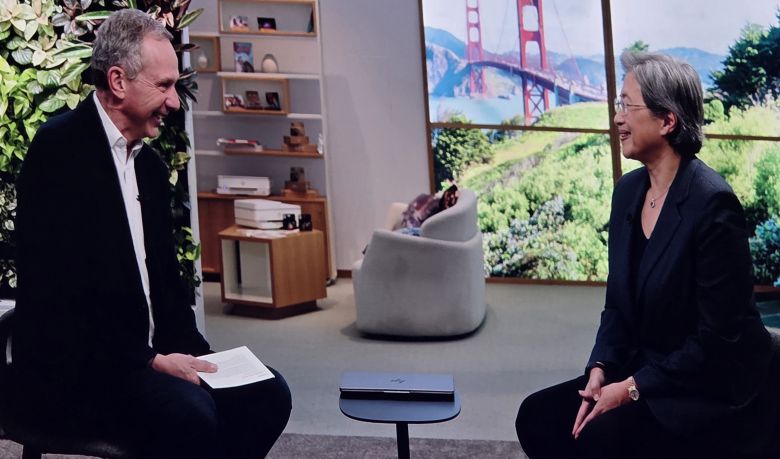 19일(현지시각) 미국 테네시주 내슈빌에서 열린 ‘HP 앰플리파이 콘퍼런스 2025’에서 리사 수 AMD CEO가 사전 녹화로 엔리케 로레스 HP CEO와 대담을 하는 모습./내슈빌=최지희 기자