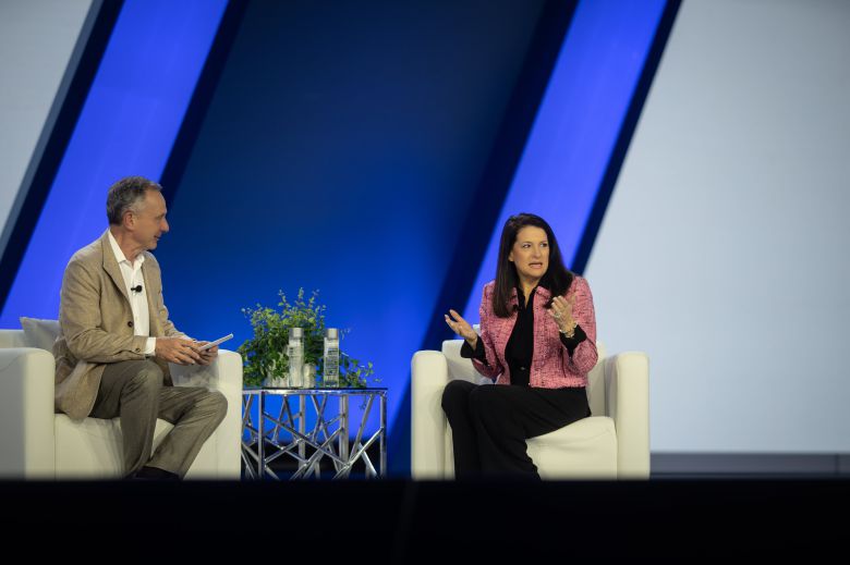 19일(현지시각) 미국 테네시주 내슈빌에서 열린 ‘HP 앰플리파이 콘퍼런스 2025’에서 미셸 존스턴 홀트하우스 인텔 프로덕츠 CEO(인텔 전 CEO 직무대행)이 엔리케 로레스 HP CEO와 대담을 하고 있다./내슈빌=최지희 기자