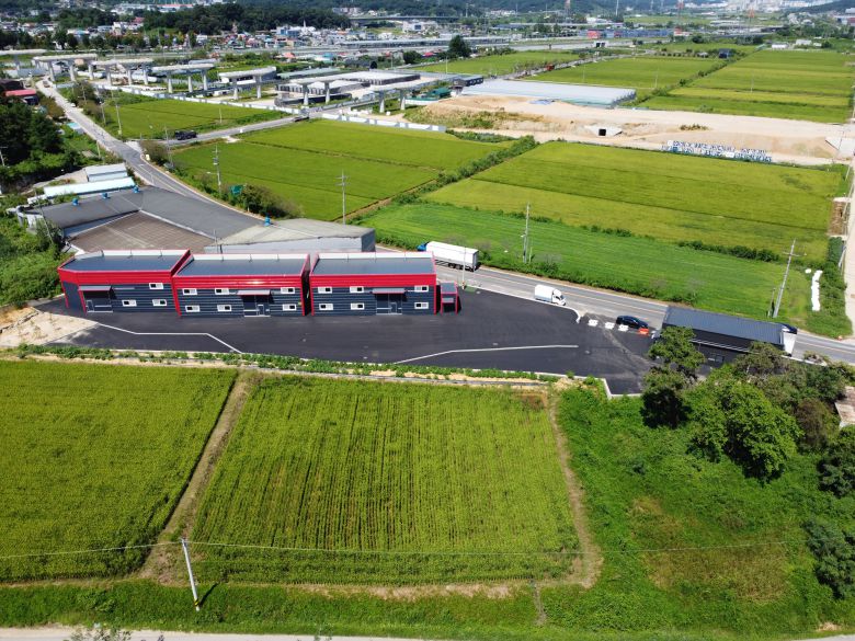 작년 9월쯤 드론으로 촬영한 경기도 파주의 한 공장. 부동산 매물의 인근 환경까지 한눈에 볼 수 있다./독자 제공