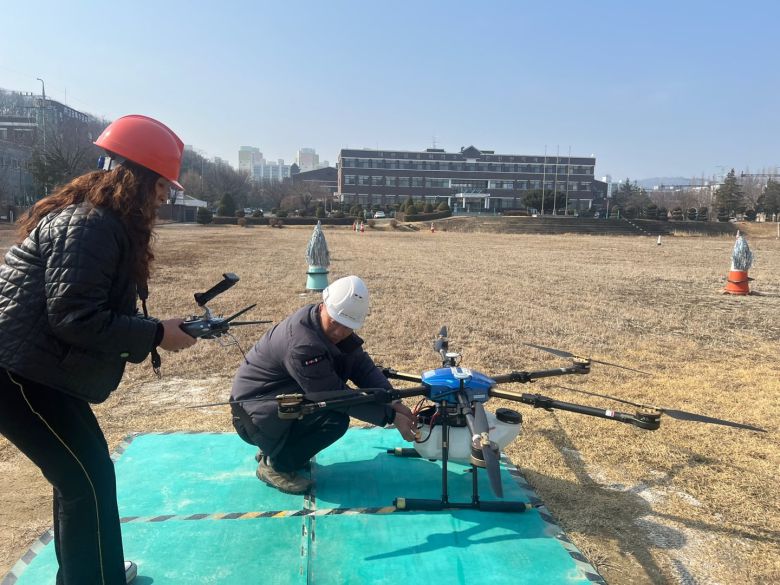 10일 인천 남동구 대한상공회의소 인천인력개발원 내 드론 교육장에서 수석 교관과 수강생이 연습 비행을 마친 후 드론을 점검하고 있다. /서일원 기자