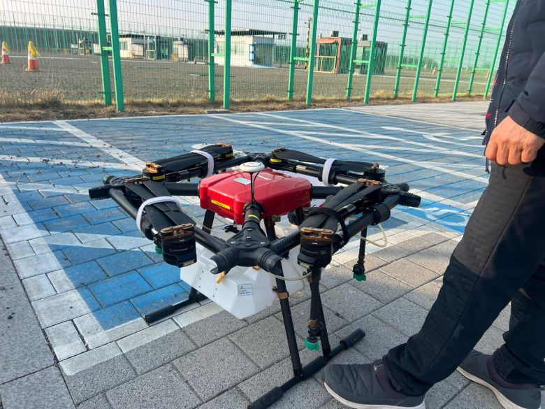 10일 경기도 화성의 드론자격센터 내 비행장에서 연습을 마친 1종 방제용 드론. 500만원대의 드론으로 하부 용기에는 16L의 약제가 들어가고 노즐을 통해 방제 작업이 이뤄진다. /서일원 기자