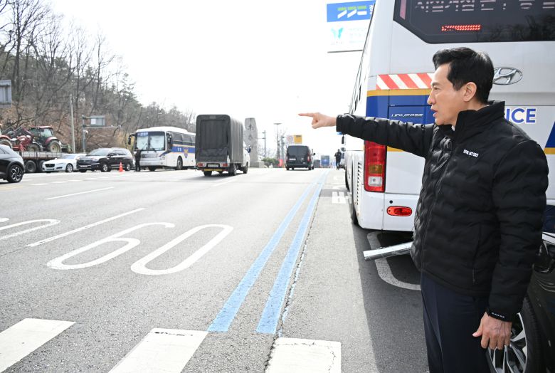 오세훈 서울시장이 25일 전국농민회총연맹 트랙터 상경 시위가 예고된 남태령 일대에서 현장 상황을 살펴보고 있다. /서울시 제공