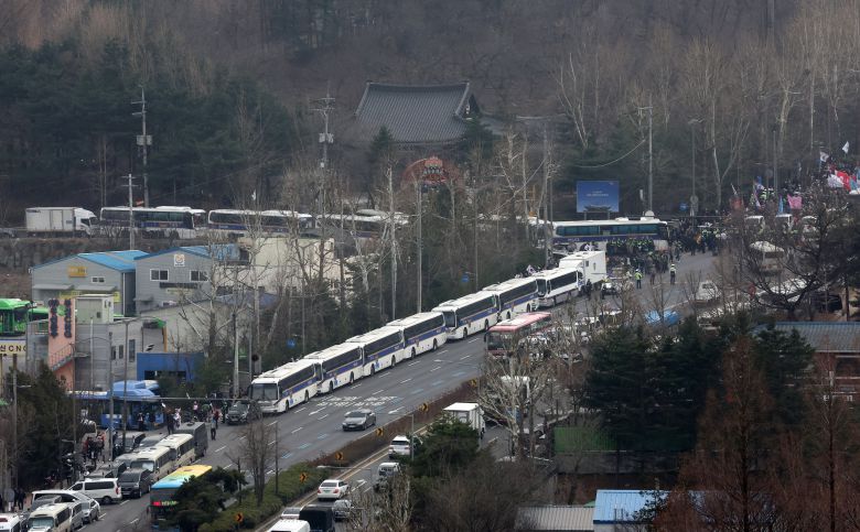 25일 서울 서초구 남태령고개 일대에서 전국농민회총연맹 회원들(위쪽)이 윤석열 대통령 탄핵을 촉구하는 집회를, 윤 대통령 지지자들(아래쪽)이 반대하는 집회를 각각 열고 있다. /연합뉴스
