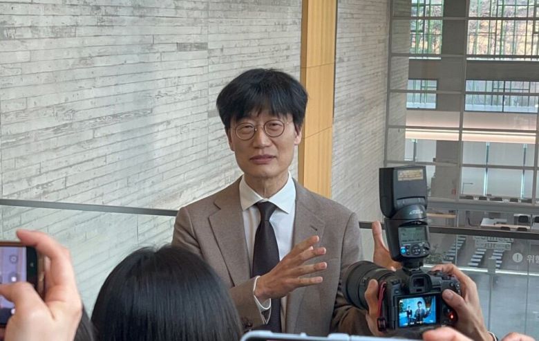 이해진 네이버 글로벌투자책임자(GIO) 겸 창업자가 26일 경기도 성남시 분당구 네이버 그린팩토리에서 열린 2025년 정기 주주총회가 끝난 뒤 기자들의 질문에 답하고 있다. /김민국 기자