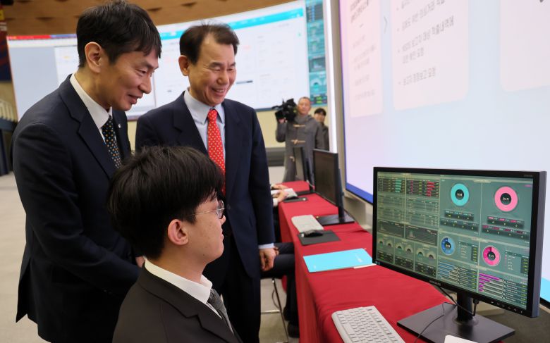 3월 19일 서울 여의도 한국거래소에서 열린 공매도 전산 시스템 구축 시연회에서 이복현 금융감독원장과 정은보 한국거래소 이사장이 모의 데이터를 이용한 불법 공매도 적출 방법을 지켜보고 있다./뉴스1