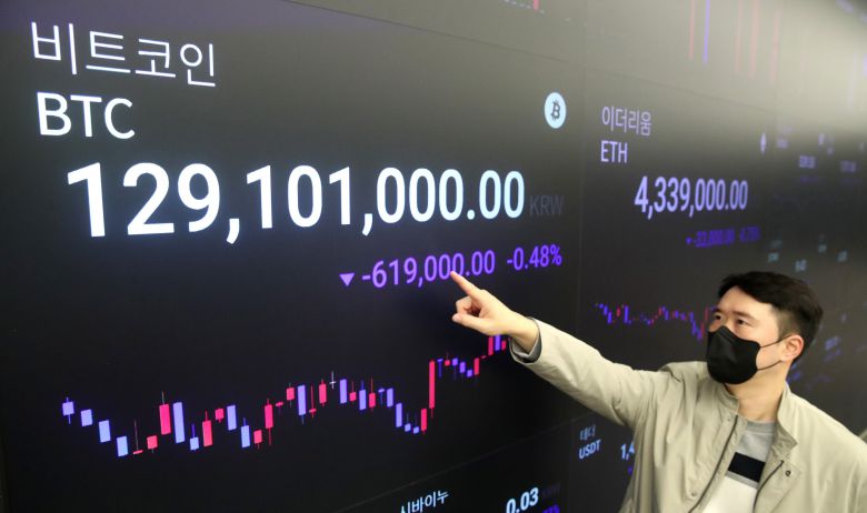 서울 강남구 업비트 고객센터 전광판에 비트코인 시세가 1억2900만원대를 나타내고 있다./뉴스1