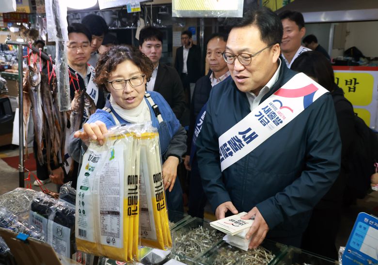 김병환 금융위원회 위원장이 지난해 10월 22일 오전 소상공인·자영업자 채무조정 지원 프로그램인 '새출발기금' 홍보 활동을 하기 위해 경기도 안양중앙시장을 방문, 상인과 대화를 나누고 있다./금융위원회 제공