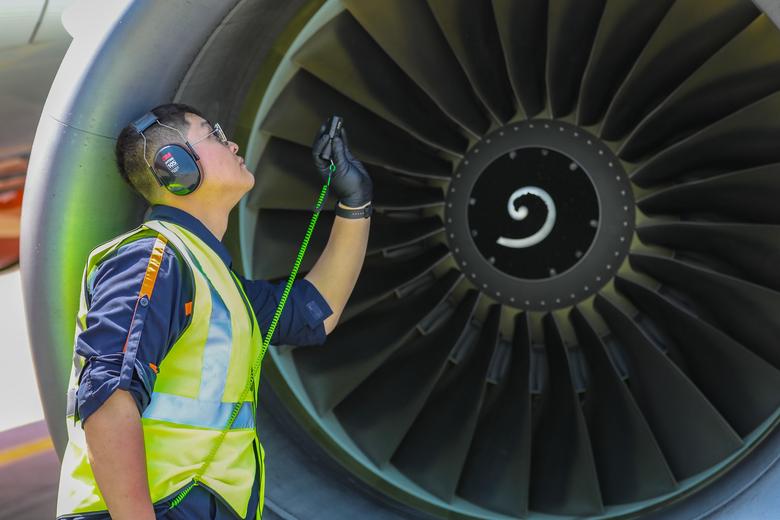 제주항공 정비사가 항공기를 검사하고 있다. /제주항공 제공