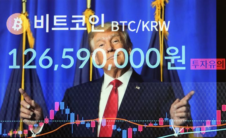 서울 서초구 빗썸라운지 전광판에 비트코인 시세가 표시되고 있다. /뉴스1