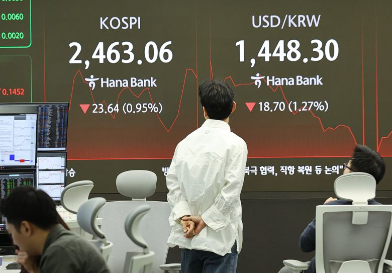 4일 오전 서울 중구 하나은행 본점 딜링룸. /연합뉴스