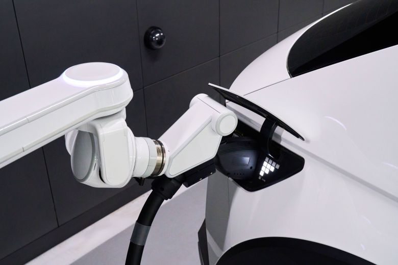 전기차 자동 충전 로봇이 아이오닉 5를 자동 충전하고 있는 모습. /현대차 제공