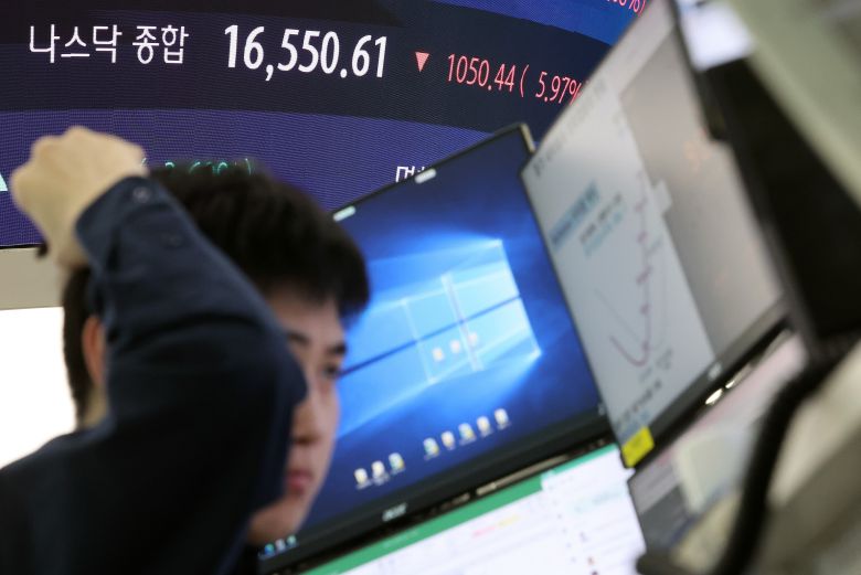 도널드 트럼프 미국 대통령이 발표한 상호관세 여파로 미국 주식 시장이 급락한 4일 오전 서울 중구 하나은행 본점 딜링룸에 나스닥 종합지수가 표시되고 있다. /뉴스1