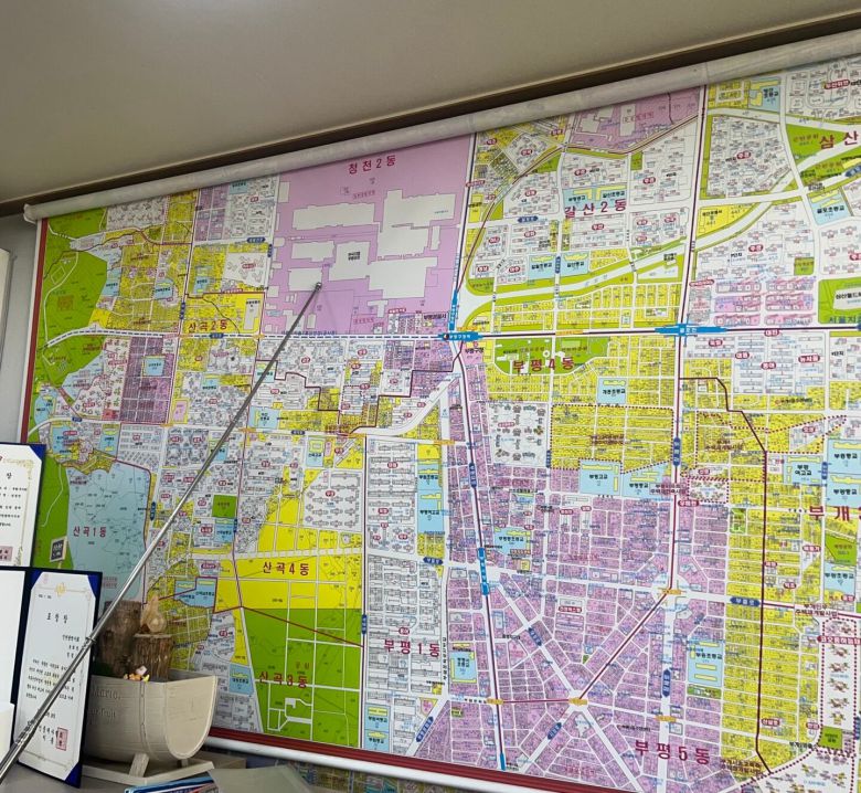 인천 청천동의 한 공인중개사사무소 지도를 통해 본 한국GM 부평공장 부지. 축구장 136개와 맞먹는 크기다./서일원 기자