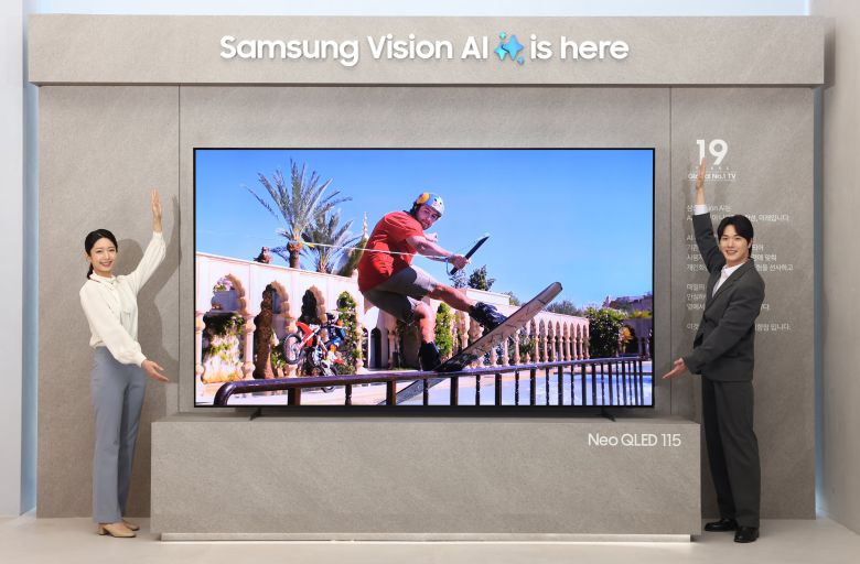 삼성전자 모델이 삼성 강남에서 진행된 '언박스& 디스커버 2025' 행사에서 115형 초대형 TV를 소개하고 있다./삼성전자 제공