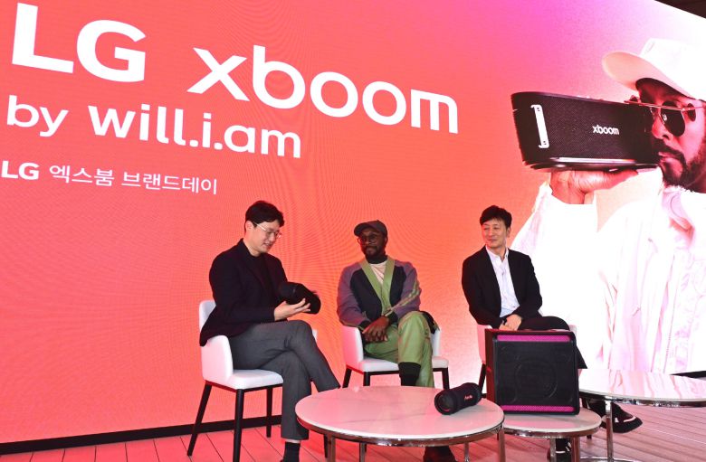 일 오후 서울 영등포구 그라운드220에서 열린 LG 엑스붐 브랜드 데이에서 LG전자 MS사업본부 오디오사업담당 이정석 전무(왼쪽)와 윌아이엠(가운데), LG전자 한국영업본부 MS마케팅담당 오승진 상무(오른쪽)가 대담을 나누고 있다./LG전자 제공