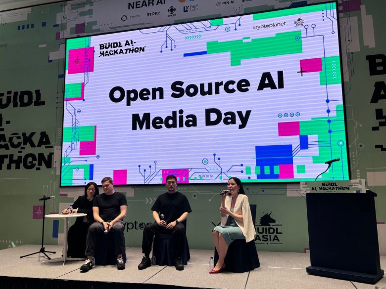 11일 서울 송파구 스카이31 컨벤션에서 열린 '오픈소스 AI 서밋 서울' 미디어 데이 행사에서 참가자들이 인사하고 있다. (왼쪽 두번째부터) 일리야 폴로수킨 니어프로토콜 최고경영자(CEO), 안두경 굳갱랩스 CEO, 에리카 강 크립토플래닛 CEO. /김수정 기자