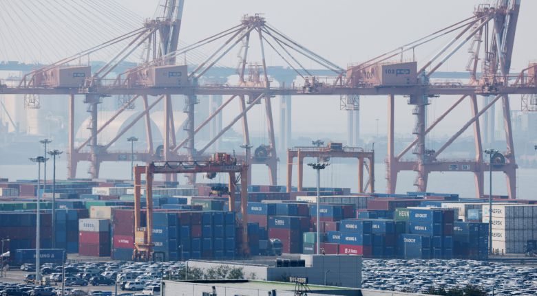 10일 경기 평택시 포승읍 평택항 수출 야적장에 컨테이너들이 쌓여있다.미국은 지난 9일(현지 시각) 세계 각국을 상대로 발효한 상호관세를 유예했지만, 보복 대응에 나선 중국에 대해서는 상호관세율은 125%로 인상했다. /뉴스1