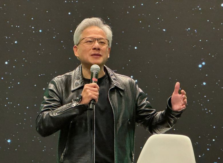 젠슨 황 엔비디아 최고경영자(CEO)가 지난 3월 19일(현지시각) 엔비디아 연례 개발자 회의(GTC 2025)가 열리고 있는 미 캘리포니아주 새너제이에서 가진 글로벌 기자간담회에서 답변하고 있다. /연합뉴스