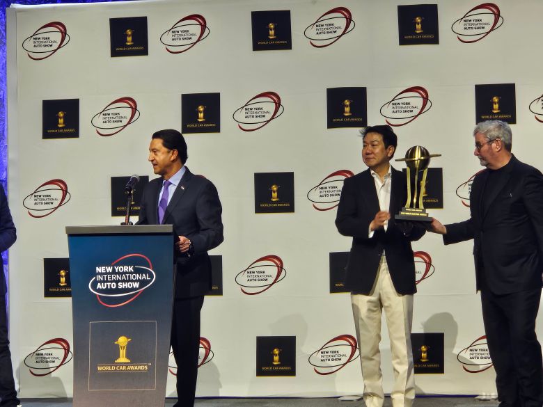현대차 캐스퍼 일렉트릭이 16일(현지시각) 미국 뉴욕 제이컵 재비츠 컨벤션 센터에서 열린 '2025 뉴욕 국제 오토쇼' 월드카 어워즈에서 세계 올해의 전기차에 선정됐다.  호세 무뇨스(왼쪽) 현대차 대표이사 사장이 수상 소감을 발표하고 있다. /김지환 기자
