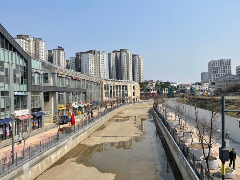 김포 한강 신도시 내 금빛수로. 라베니체 상가가 밀집해 있는 이곳은 4월 초까지 수로에 물을 안 채웠다. 사진은 지난 4월 4일 방문한 금빛수로 모습. / 사진 = 정해용 기자
