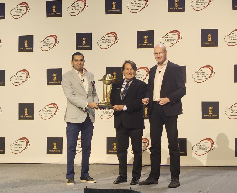 기아 EV3가 미국 뉴욕 제이컵 재비츠 컨벤션 센터에서 열린 '2025 뉴욕 국제 오토쇼' 월드카 어워즈에서 최고상인 '세계 올해의 자동차'(WCOTY)를 받았다. 스티브 센터(가운데) 기아 북미법인 최고운영자가 트로피를 건네 받고 있다. /김지환 기자