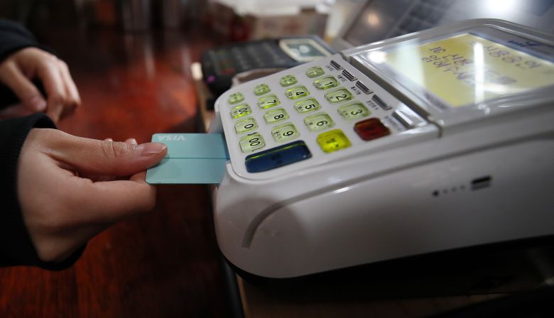 카드 결제하는 모습. /뉴스1