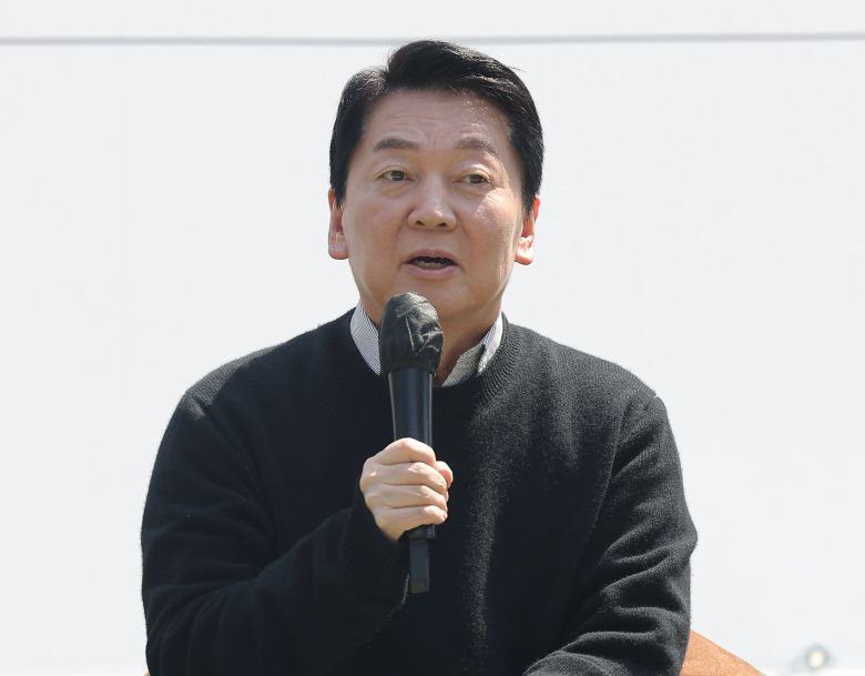 안철수 국민의힘 대선 경선 후보가 25일 경기도 성남시 판교역 앞 광장에서 개혁신당 이준석 대선 후보와 함께 주최한 인공지능(AI) 관련 '미래를 여는 단비토크'에서 발언하고 있다. /연합뉴스