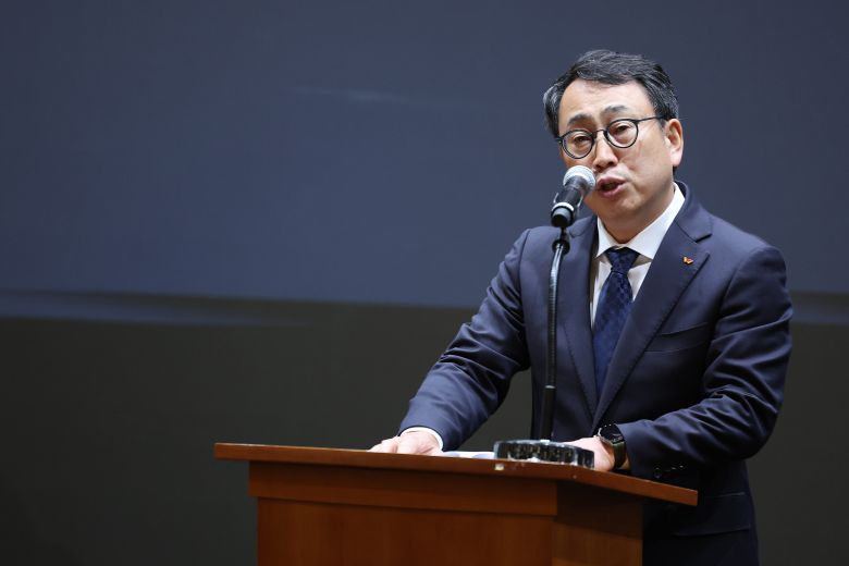 유영상 SK텔레콤 대표이사가 25일 서울 중구 SKT타워에서 고객 정보 보호조치 강화 설명회를 열고 SK텔레콤 이용자 유심(USIM) 정보 해킹 사고와 관련해 사과하고 있다./뉴스1