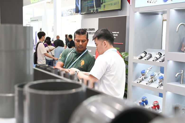 지난 23일 중국 광저우 캔톤페어에서 한 바이어가 제품에 대해 이야기하고 있다. /신화통신연합뉴스