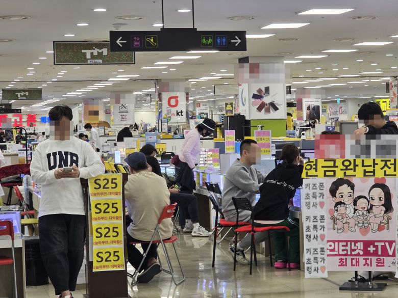 SK텔레콤이 판매 장려금을 올린 27일 오후 서울 신도림 테크노마트 9층에 손님들이 붐비고 있다./정두용 기자