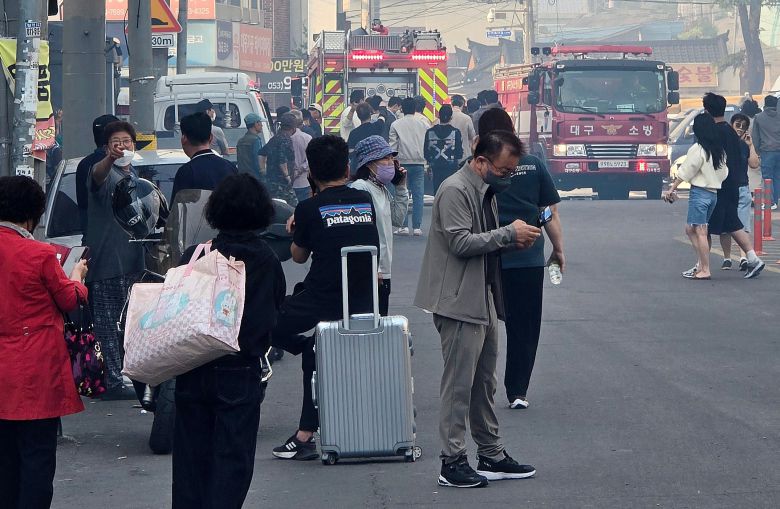 28일 대구 북구 노곡동 함지산에서 불이 나 인근 주민들이 대피하고 있다. /뉴스1