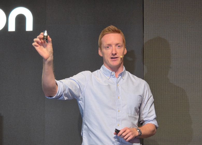 윌 커 다이슨 뷰티 제품개발 총괄 부사장이 28일 서울 성동구 다이슨 기술 소개 행사에서 다이슨이 새롭게 개발한 모터를 들어 보이고 있다./최지희 기자