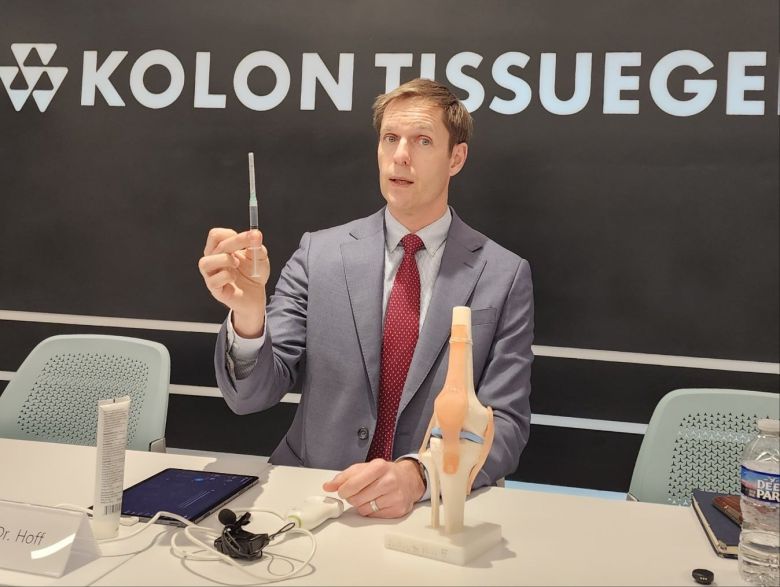 코오롱티슈진의 임상의가 지난 3월 11일(현지 시각) 미국 메릴랜드주 록빌의 코오롱티슈진 본사에서 TG-C 주사를 들어 보이고 있다. /연합뉴스