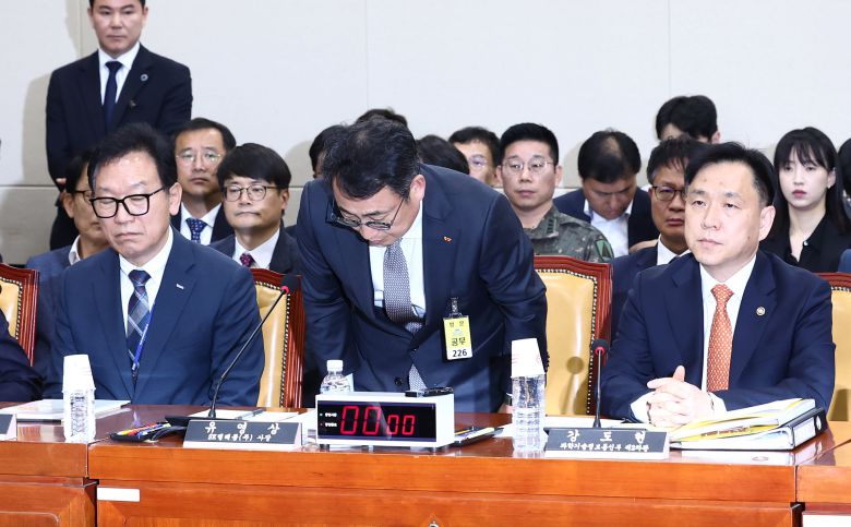 유영상 SKT 대표이사(가운데)가 30일 오전 서울 여의도 국회 과학기술정보방송통신위원회에서 열린 YTN 등 방송·통신 분야 청문회에 출석해 인사하고 있다. /뉴스1
