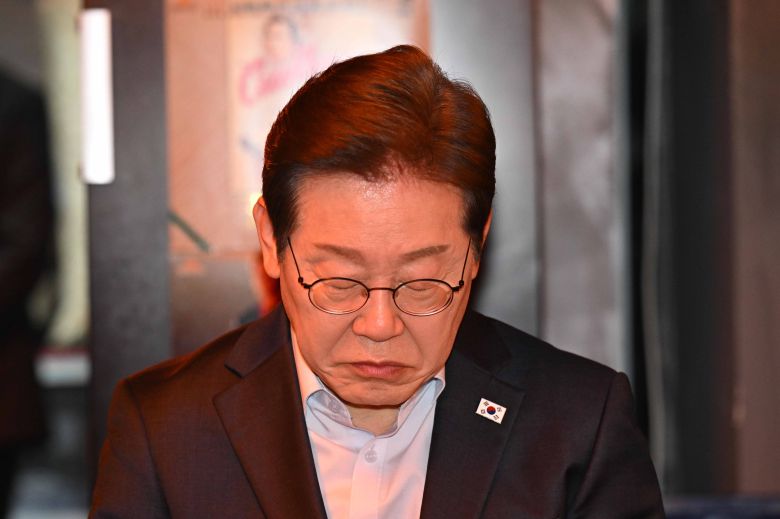 이재명 더불어민주당 대선 후보가 5월 1일 오후 서울 종로구 한 음식점에서 열린 '민생시리즈2' 비전형 노동자 간담회에 참석해 생각하고 있다. / 뉴스1