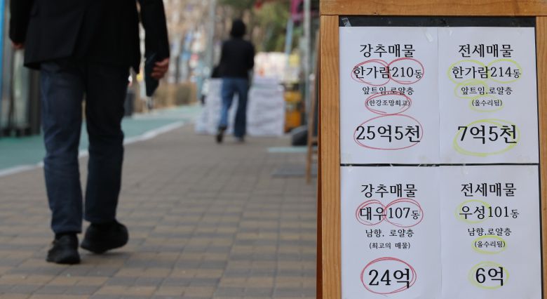 토지허가제로 지정된 용산구 부동산    (서울=연합뉴스) 이진욱 기자 = 오늘부터 서울 강남 3구와 용산구에 속한 아파트 전체가 토지거래허가구역(토허구역)으로 묶였다. 면적으로는 142.2㎢, 아파트 2천200개 단지 40만호에 달한다. 시가 토허구역을 전격적으로 확대하면서 용산구 아파트도 규제를 받게 됐다. 사진은 24일 서울 용산구 한 부동산 모습. 2025.3.24    cityboy@yna.co.kr/2025-03-24 14:41:58/<저작권자 ⓒ 1980-2025 ㈜연합뉴스. 무단 전재 재배포 금지, AI 학습 및 활용 금지>