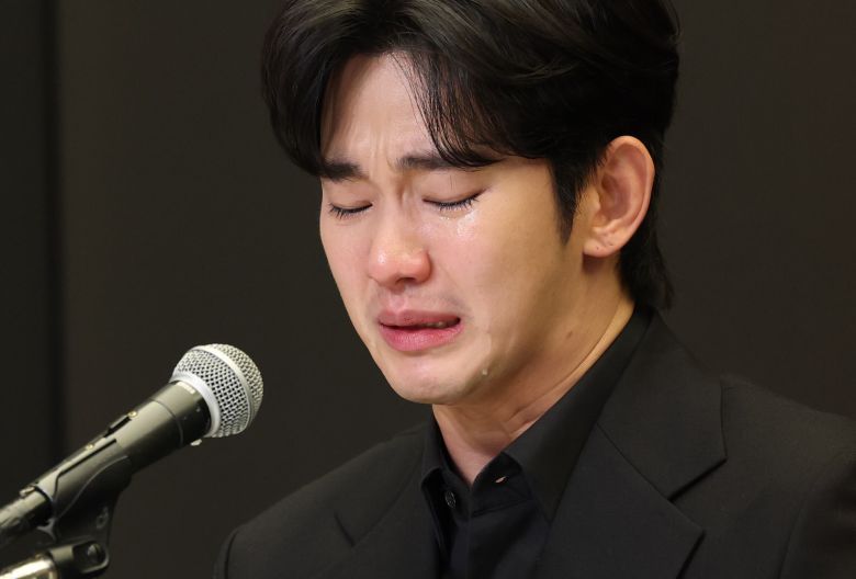 배우 김수현. 사진은 지난 3월 31일 오후 서울 마포구 스탠포드호텔에서 긴급 기자회견을 열고 고(故) 김새론이 미성년자일 때부터 교제했다는 의혹을 비롯한 각종 논란에 대해 입장을 밝히고 있는 모습. /뉴스1