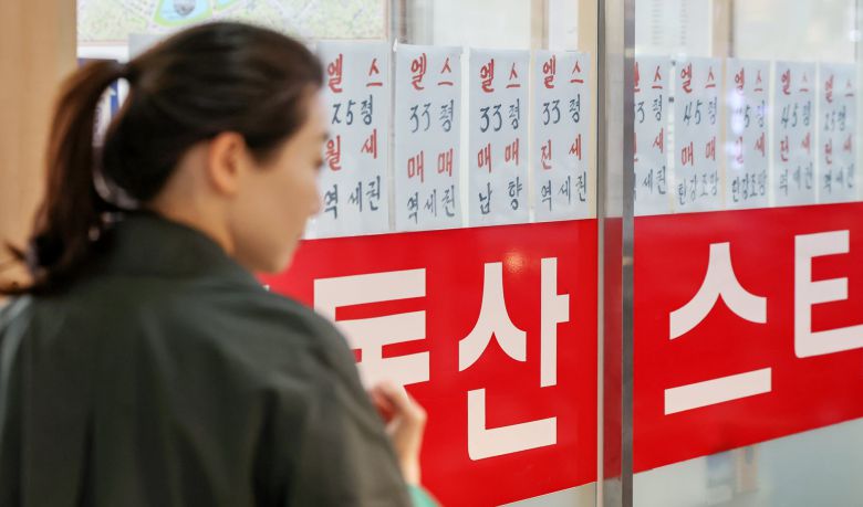 서울의 한 공인중개사에 아파트 매매 및 전월세 매물 시세가 게시돼 있다. / 뉴스1